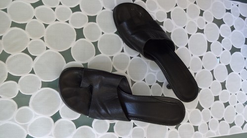 Donald Pliner Valore 7.5 M Black Kitten Heel Toe Ring Slide Sandals GUC