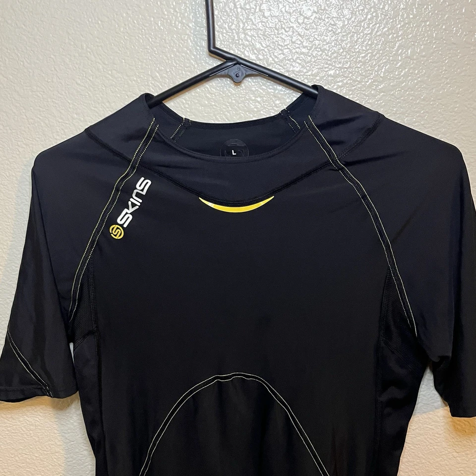 Top de compresión manga corta SKINS A400 para hombre en negro y amarillo talla grande Foto 4 de 4
