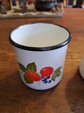 1 Antike EMAILLE Tasse Becher  Weiss mit Dekor, Obst Henkelbecher vintage