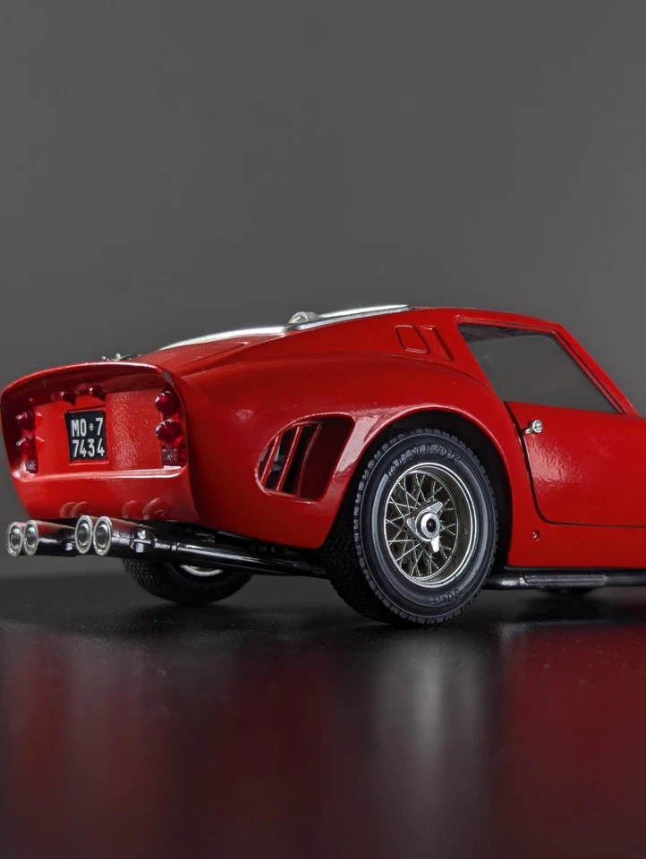Coche modelo Ferrari GTO 1962 Burago escala 1:18 rojo, hecho en Italia Foto 2 de 4