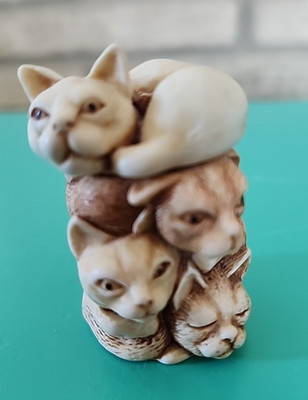 Harmony Kingdom Cats Ladies in Waiting Screw Top Pendant Trinket Box 1-3/4''