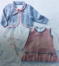 Baby Strickanleitung DK f&uuml;r Tr&auml;gerkleid & Strickjacke Gr&ouml;&szlig;en von 0-2 Jahren (176)