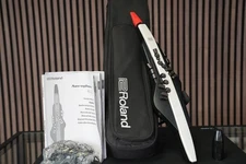Roland AE-20 Aerophone Digital Wind Instrument - Matte Black and White