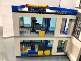 LEGO City 60047 Police Station good condition.  Complete with Manual.  RETIRED