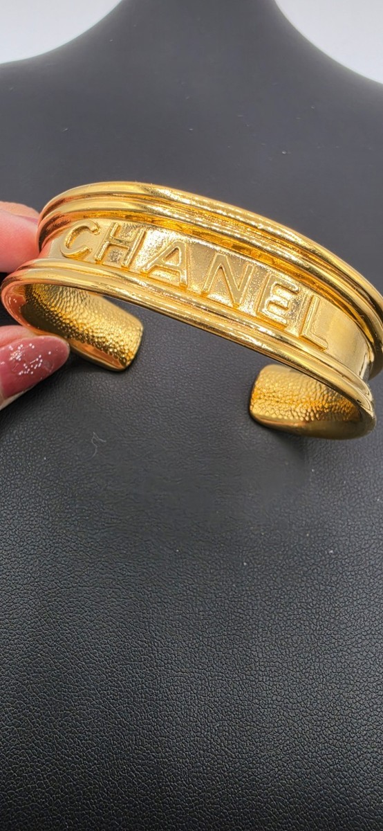 アクセサリー CHANEL vintage bangle made in France Authentic Chanel Bangle Bracelet Chanel Engraved 1980's or 1990's