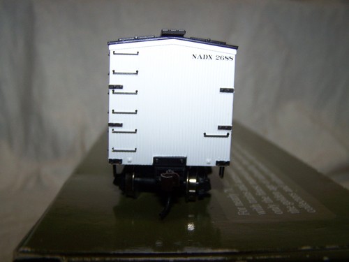 Roundhouse #85482 HO Scale 36' Wood Reefer NADX/Pluto Water(RTR) - Picture 4 of 19