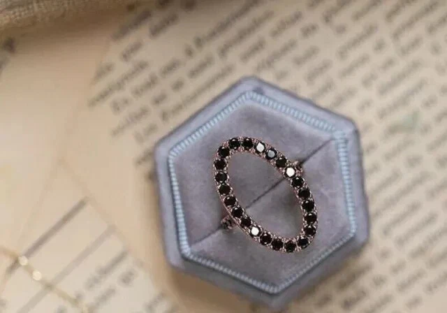 Anillo de compromiso de diamantes negros de corte redondo de 2 quilates creado en laboratorio enchapado en oro rosa de 14 k Foto 2 de 4