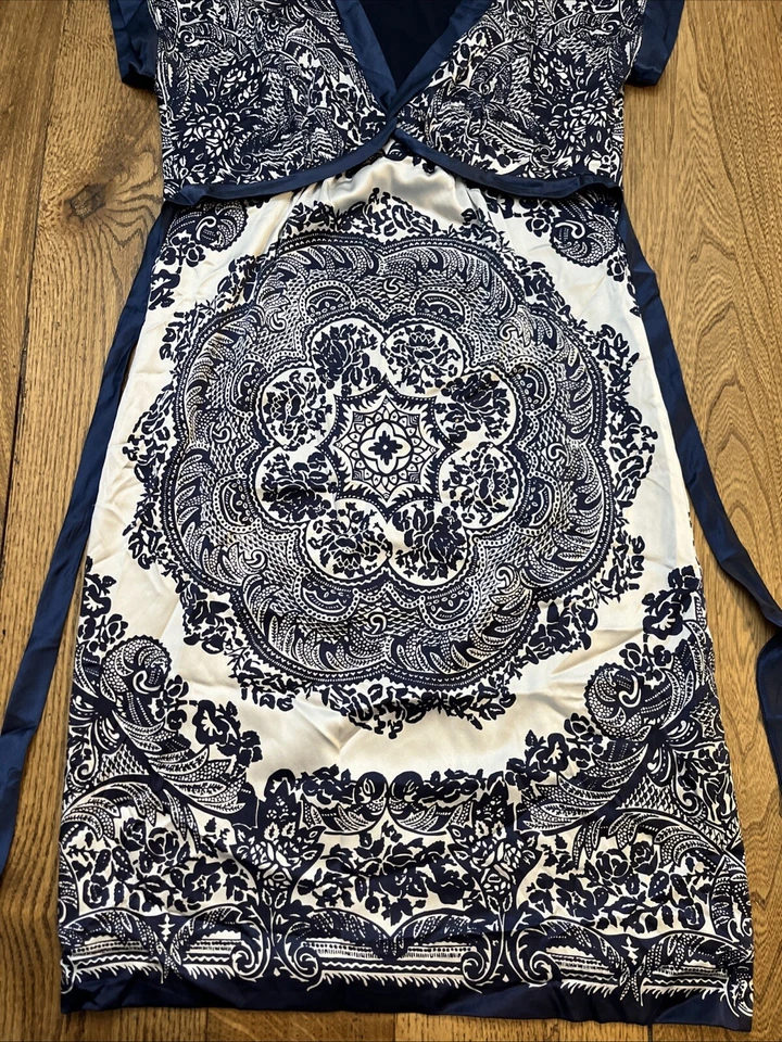 Vestido de seda ECI New York azul/crema, para mujer 6’s Foto 2 de 4