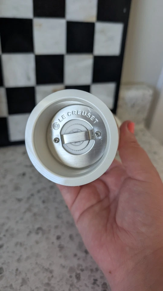 Molino de sal manual clásico acrílico Le Creuset, 8 pulgadas, blanco NUEVO, NUEVO CON ETIQUETAS Foto 4 de 4