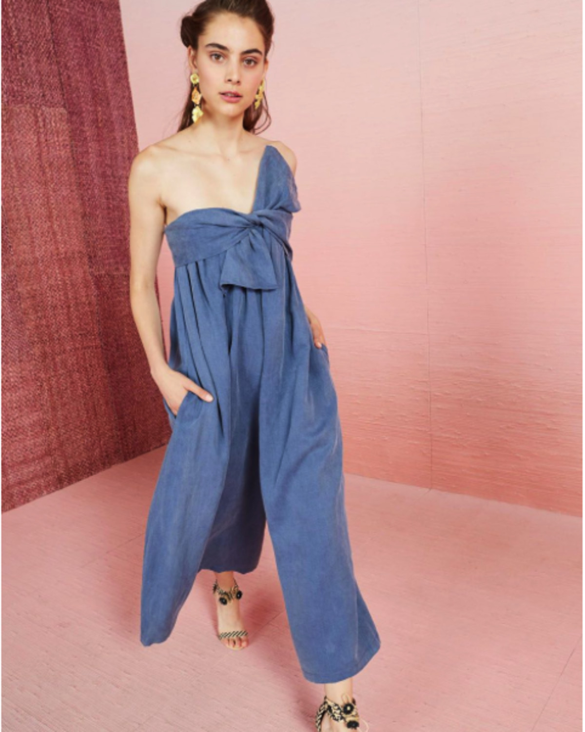   Льняной комбинезон ULLA JOHNSON Jordane Chambray из ткани Тенсел без бретелек с широкими штанинами и бантом 12