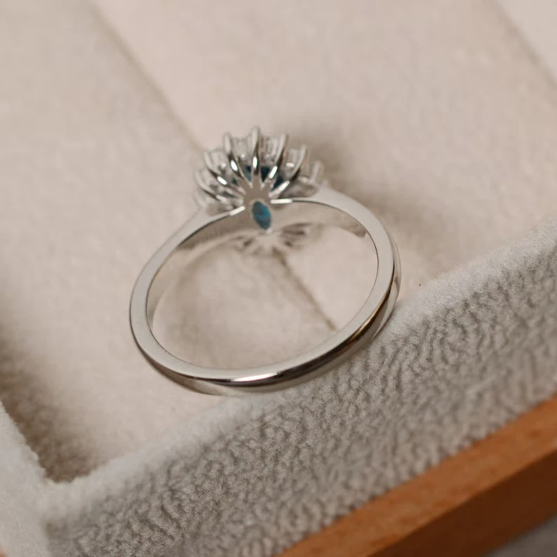 Anillo de plata de ley 925 con halo de topacio simulado de corte ovalado de 3,00 quilates para mujer Foto 2 de 4