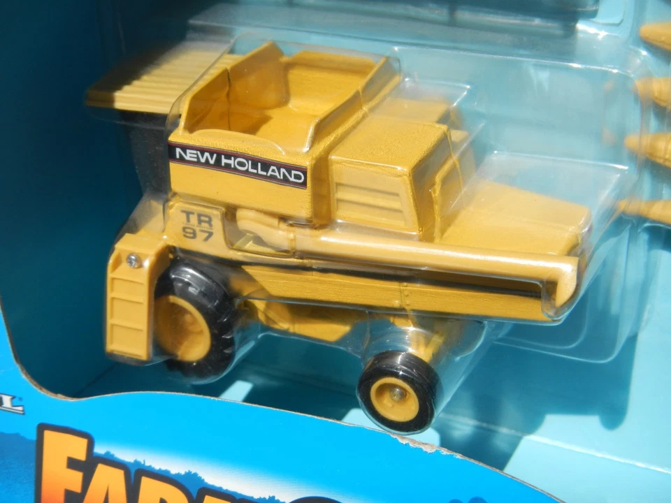 ERTL Farm Country New Holland Combine 1995 Die Cast #815 - Image 2 of 4
