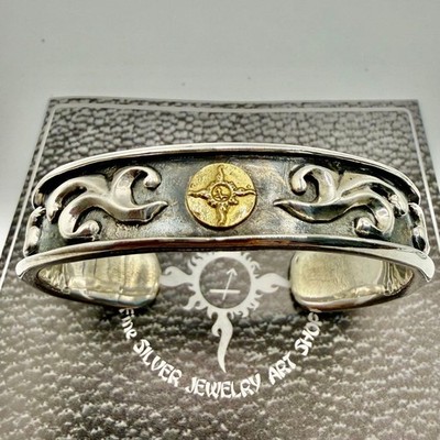 First Arrows K18 gold-plated bangle with arabesque carving and border. #0526