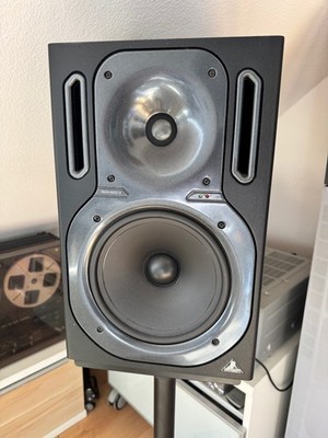 Behringer Studio Monitor Truth B2031A - mit Ständer und XLR Kabel