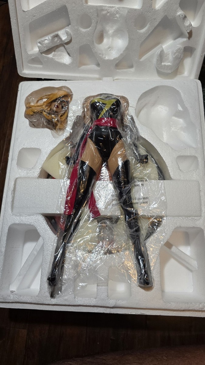 MS MARVEL - Sideshow 1/4 Scale Premium Format PF Statue MS MARVEL - Sideshow 1/4 Scale Premium Format PF Statue