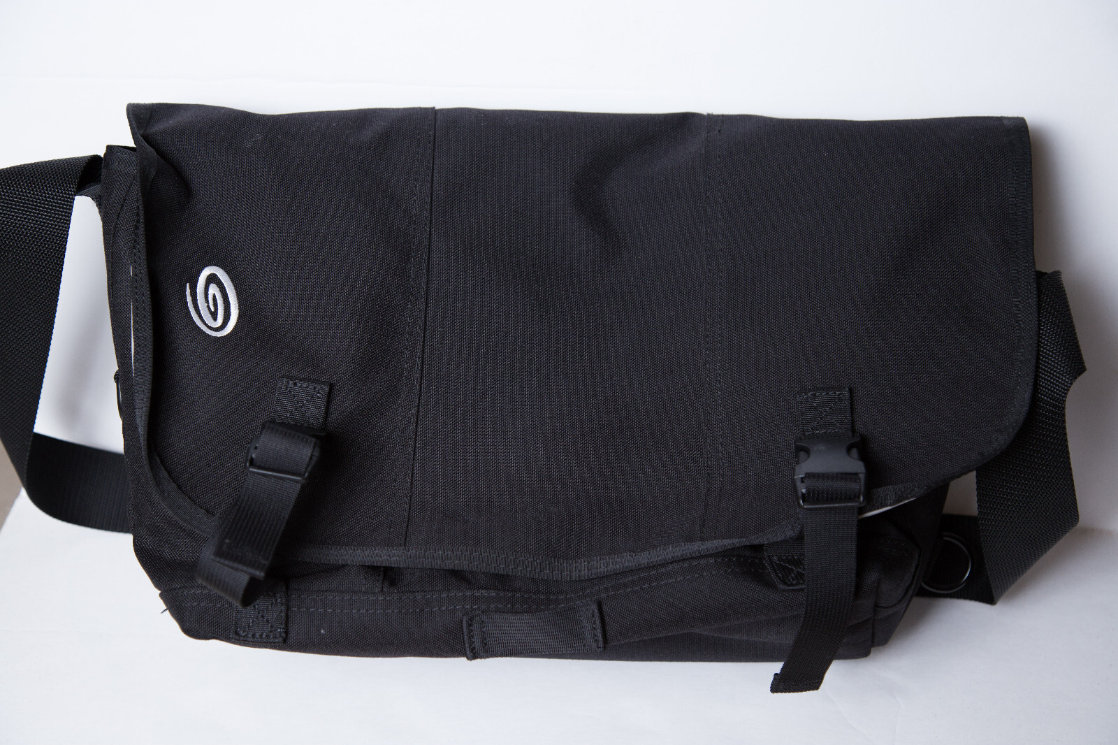 Timbuk2 Classic Messenger Bag Medium Black Padded Lap… Gem