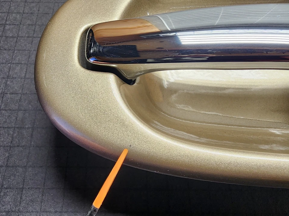 Manija de puerta trasera derecha dorada metálica con cromo Chevrolet Venture 2001-2005 OEM  Foto 2 de 4