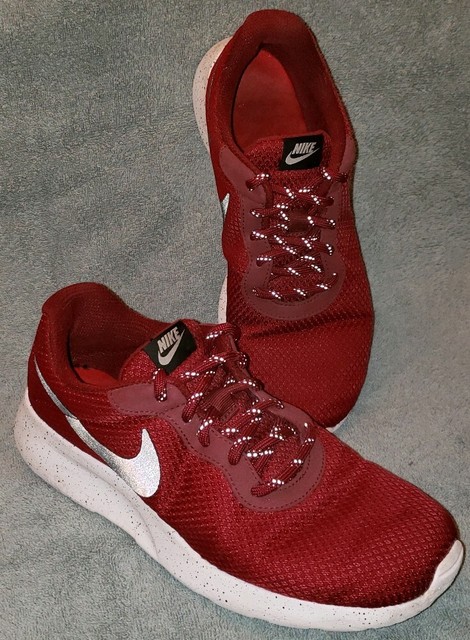 nike tanjun maroon