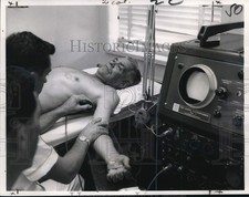 Foto de prensa 1965 Edward Cammack se somete a prueba en electromiógrafo en Carville