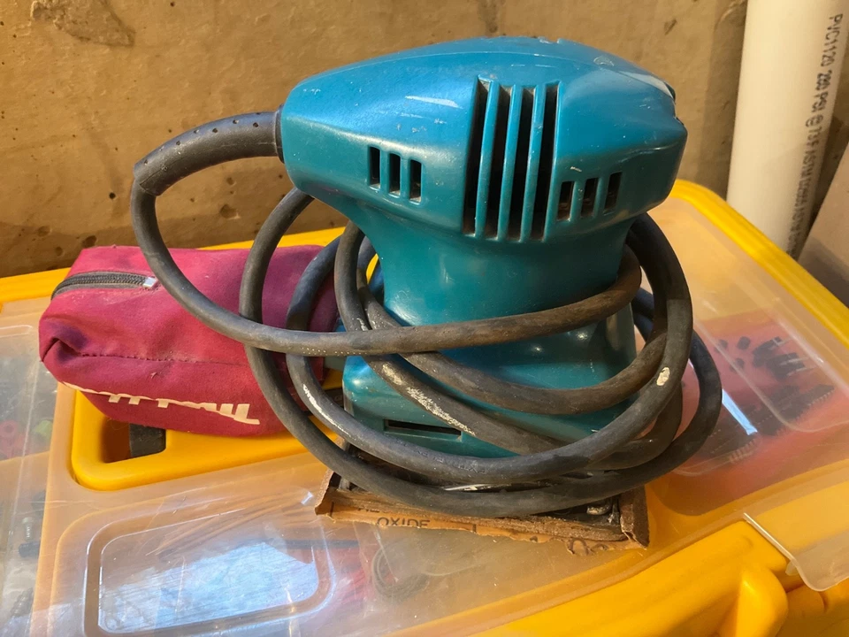 Título: Lijadora de acabado de chapa Makita BO4552 1/4 - 120V, 1.6A, 14000 OPM - Funciona Foto 2 de 2