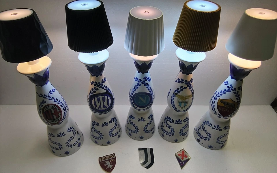 LAMPADE TUCH CON BOTTIGLIE  AZUL  CON STEMMA SQUADRE DI CALCIO  - Immagine 3 di 4
