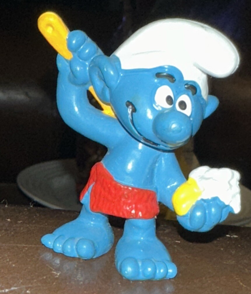 The Smurfs Sauna Smurf Taking a Bath Soap Scrub Rare Vintage Display Figurine
