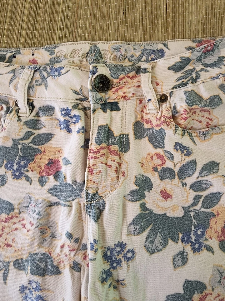 Pantalones Cortos Chinos Bullhead Negros Estampado Floral Borde de Encaje Juniors Talla 7 Usados Foto 2 de 4