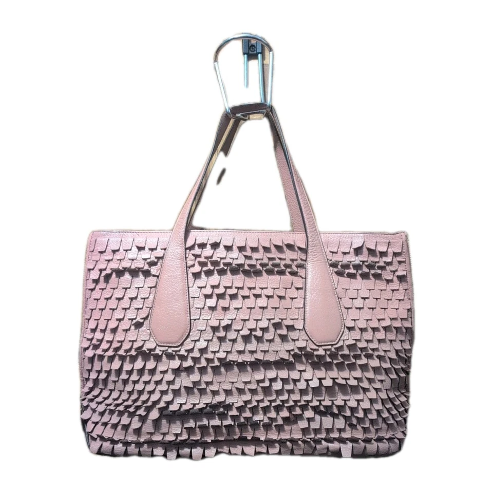 BOLSO DE MANO HENRI BENDEL CARRYALL FLECOS ROSA SUAVE ¡PREMADO HERMOSO!  Foto 2 de 4