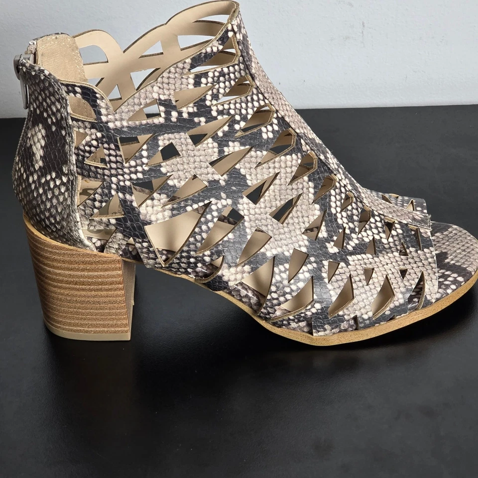 Botines de tacón Fergalicious Witty para mujer imitación serpiente punta abierta. Talla 7,5 M Foto 2 de 4