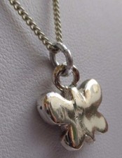 Discret pendentif beau collier bijou vintage papillon couleur argent poli 683
