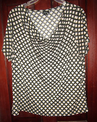 Simply Emma Plus 1X Stretch Top Blouse Shirt Cowl Neck Geometric Print Short Slv