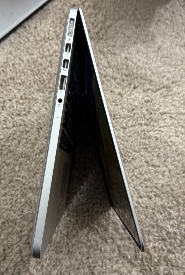 Apple -MacBook Pro 13” Retina (A1502) 2015- Intel I5, 256GB SSD