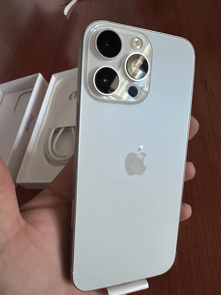 Apple iPhone 16 Pro Max- Negro Y Desert Titanium - Imagen 4 de 4