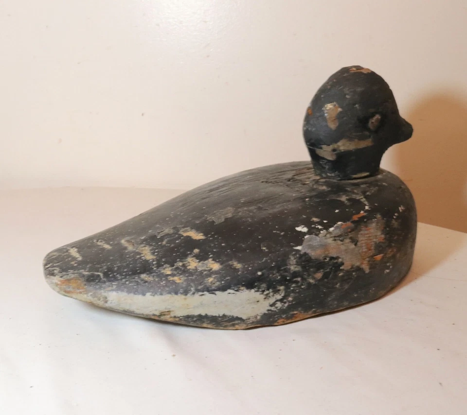 Antigua estatua escultura señuelo de pato negro arte popular fondo plano madera tallada a mano Foto 4 de 4