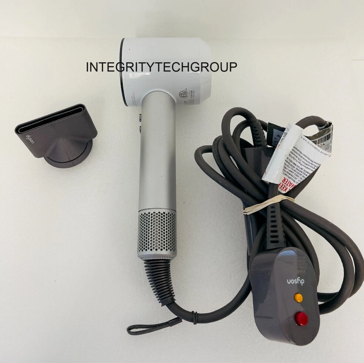 【限定モデル：完全未使用新品】ダイソン SupersonicHD01 Genuine Dyson Supersonic Hair Dryer HD01 Plus Attachments Fuchsia