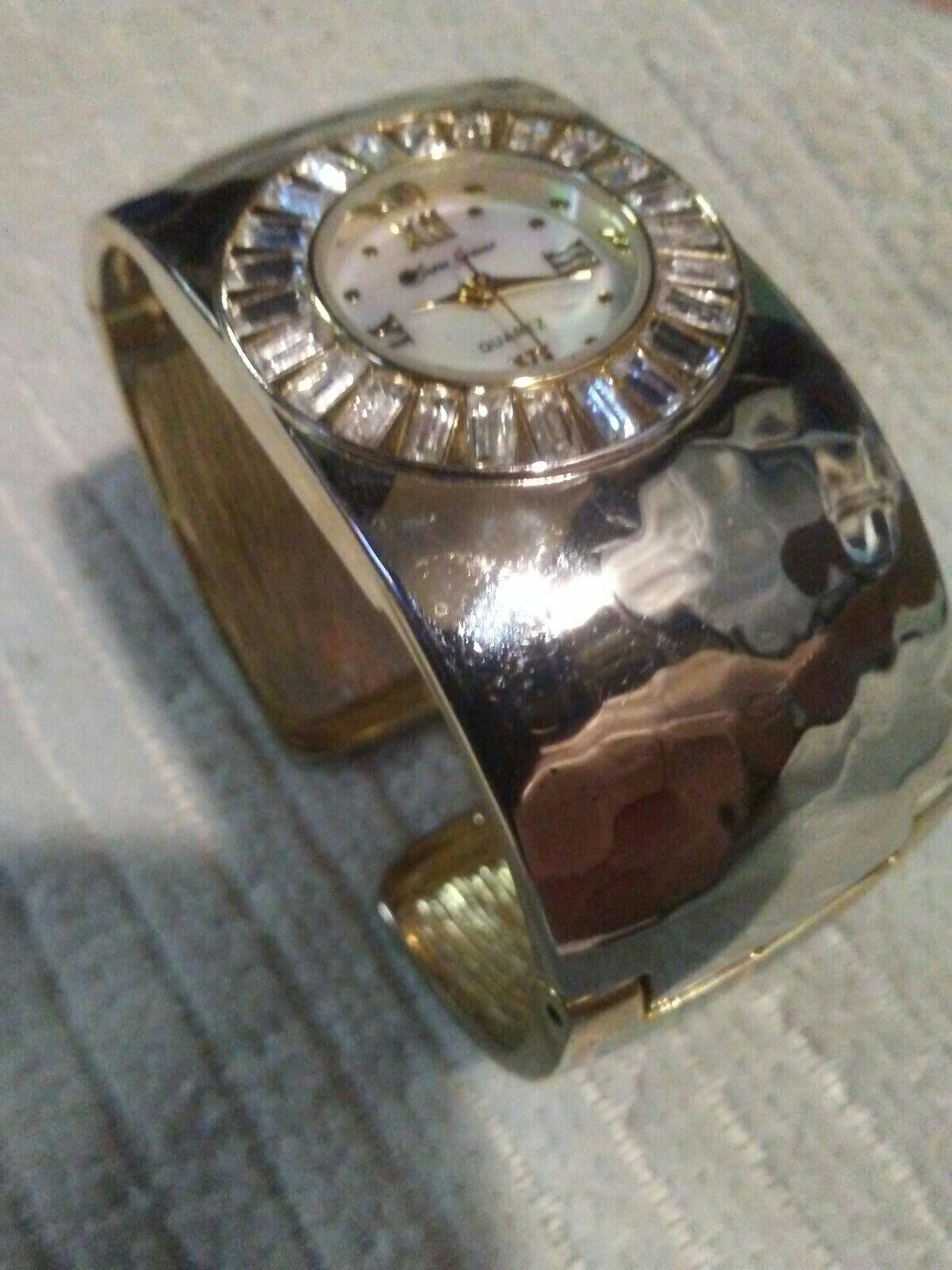 Elegant Gold Hammered Ladies New Crystal Bezel MOP Cuff Bracelet Dress Watch 