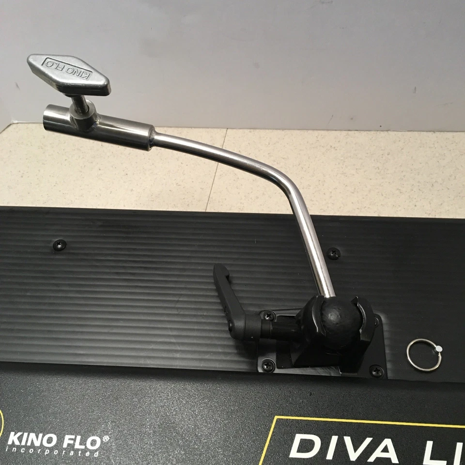 Accesorio Kino Flo Diva-Lite 401 con puertas de granero incorporadas sin difusor. Usado en excelente estado Foto 4 de 4