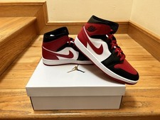 Air Jordan 1 Mid Black/Gym Red-White BQ6472 079 W. SZ 11，M. SZ 9.5 BNIB DS