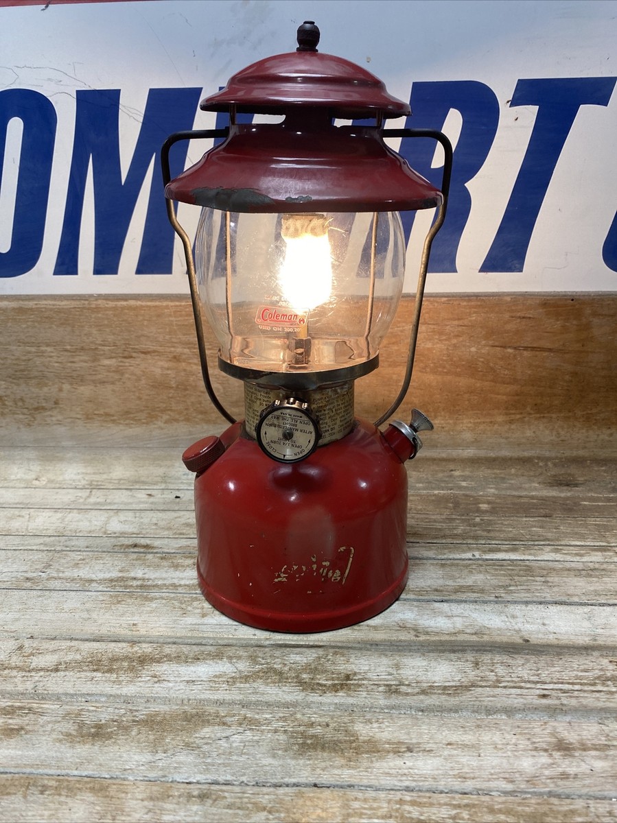 Coleman レッド ランタン 1977年 Coleman 1977 Lantern Red 200A with Globe Camping Dated 11/77
