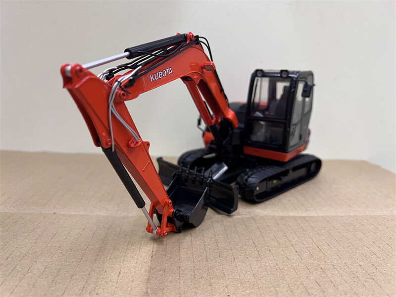 1:24 Scale Universal Hobbies for KUBOTA KX080-4 Crawler Excavator