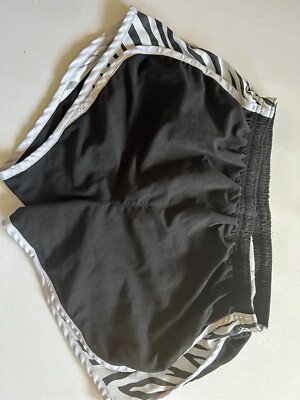 Kurze Sportshort mit Zebra an der Seite, Größe M, gebraucht