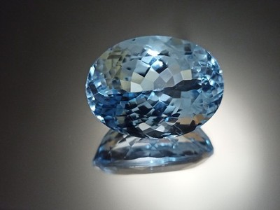 Topaz  20.24 cts. (Zertifiziert) Estimated price: 800  Edelstein - gemstone