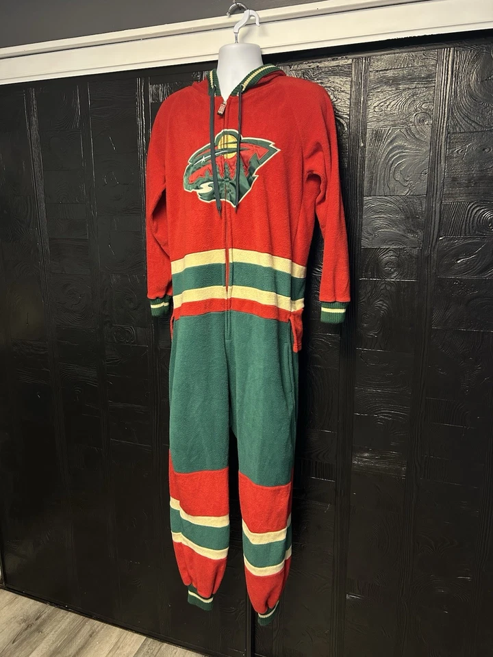 Pijama de una pieza salvaje de hockey Sockey Minnesota adulto mediano NHL Onsie Foto 3 de 4