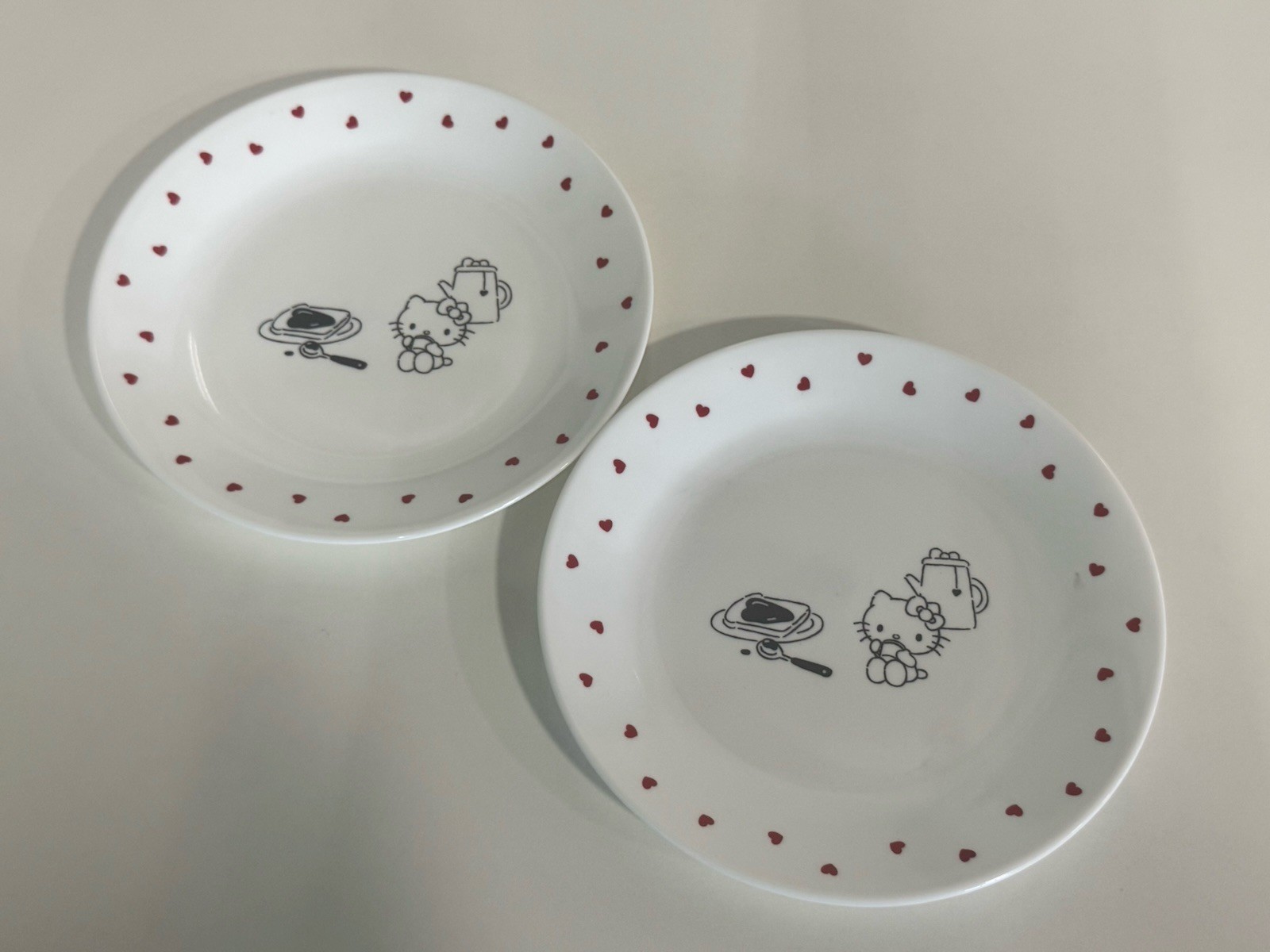 2 CT LOT NOS Corelle Hello Kitty Piece Salad / Dinnerware Pl
