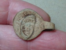 Tuchplombe Cloth Seal mit Text und einer Burg.  16./18. Jhrt Bodenfund