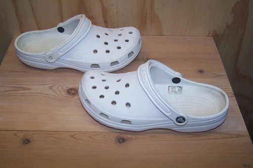 Crocs Men's & Women's Classic Clogs - Slip-On Waterproof Sandals M8/W10 - Picture 2 of 9