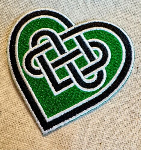 PARCHE DE HIERRO VERDE CORAZÓN CELTA bordado IRLANDÉS EIRE IRLANDESA EMBLEMA DE NUDO DE AMOR - Imagen 4 de 4