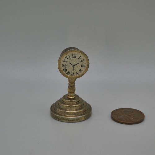 Antigua Miniatura Latón Pedestal Reloj Estatuilla Números Romanos Casa de Muñecas 1-5/8" - Imagen 1 de 5