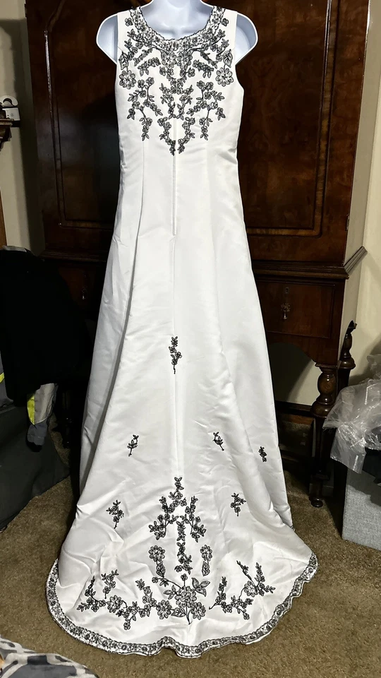 Vestido de novia blanco Tiffany Designs vestido de baile 16 cuentas negras bordado plateado Foto 2 de 4