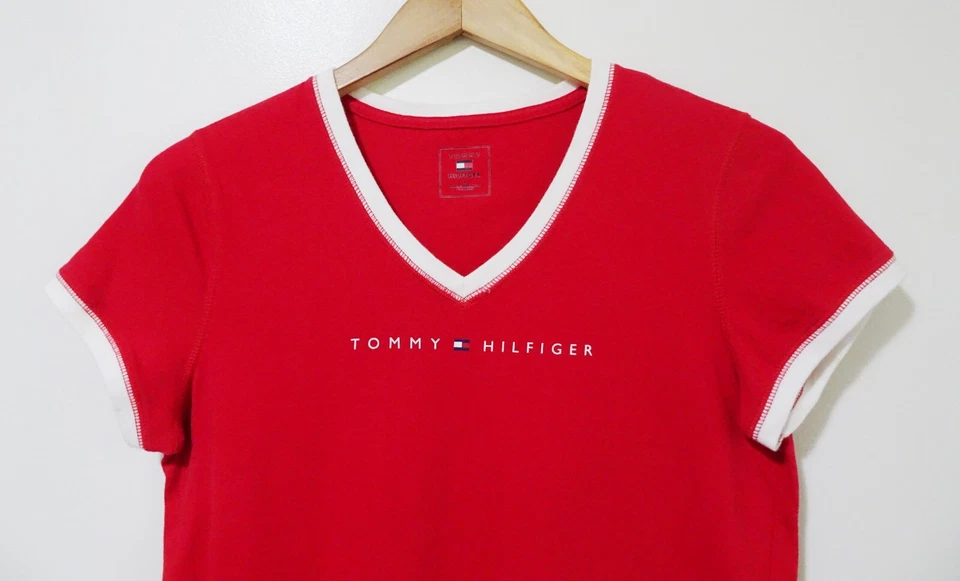 Camiseta L Vintage Años 90 Y2K Tommy Hilfiger Bandera Roja Blanca Timbre Para Mujer Cuello en V L Foto 2 de 4